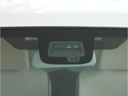 【デュアルセンサーブレーキサポート】フロントガラスに設置された単眼カメラと赤外線センサーで前方の車両や歩行者を検知し、衝突事故時の被害を軽減します。