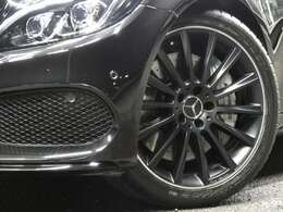 足元には洗練されたデザインの後期用AMG19インチマルチスポークアルミホイールを装備しています！メルセデスベンツ特有の安心・安定感のあるブレーキシステムも好評です！TEL：047-307-9933