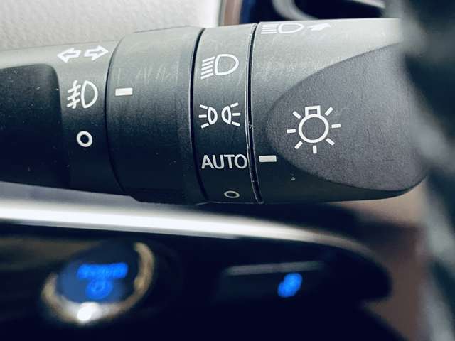 「オートライト」　暗くなると自動でライトが点灯し、安全運転を手助け！
