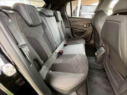 セカンドシートは大人二人が乗っても十分なスペースが確保されております。