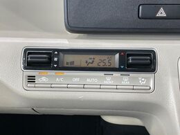 【オートエアコン】一度お好みの温度に設定すれば、車内の温度を検知し風量や温度を自動で調整。暑い…寒い…と何度もスイッチ操作をする必要はありません。快適な車内空間には必須の機能ですね♪