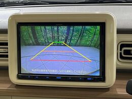 【バックカメラ】駐車時に後方がリアルタイム映像で確認できます。大型商業施設や立体駐車場での駐車時や、夜間のバック時に大活躍！運転スキルに関わらず、今や必須となった装備のひとつです！
