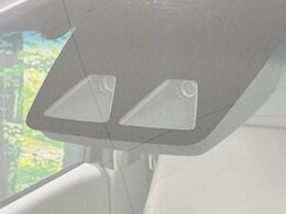 【スマートアシスト】走行中に前方の車両等を認識し、衝突しそうな時は警報とブレーキで衝突回避と被害軽減をアシスト。より安全にドライブをお楽しみいただけます。