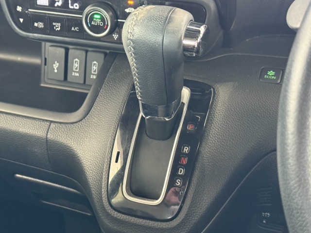 車の操作は分からないという方いらっしゃいませんか？そんな方でも安心して下さい！とっても簡単に操作、運転出来ますので幅広い層のお客様から大人気の一台です！