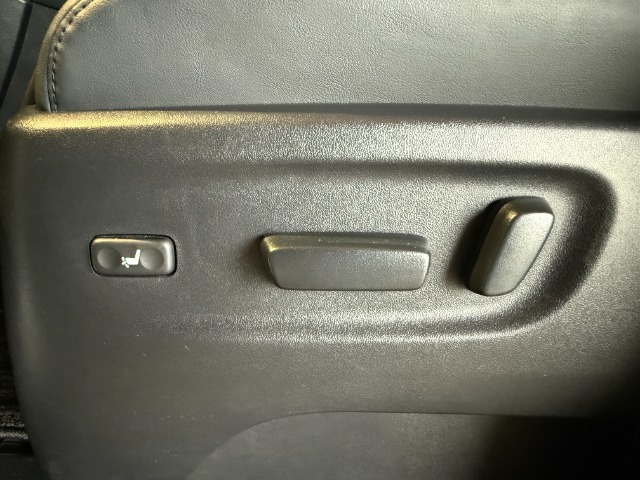 こちらのお車は【パワーシート】を採用しております◎