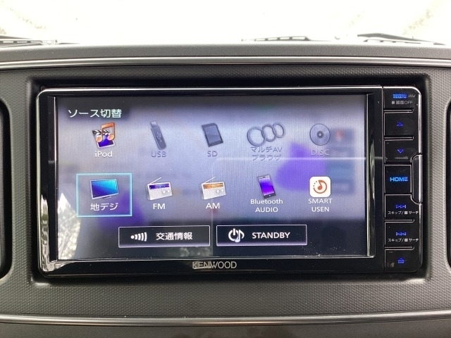 ディーラーオプションフルセグメモリーナビ付き！今まで行った事の無い所へのドライブでも安心です。もちろんDVDの再生も可能です！