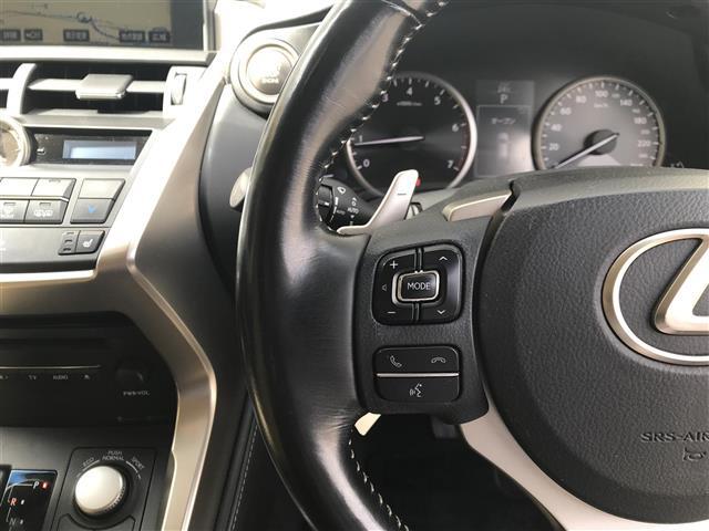 【ステアリングスイッチ】手元のボタンから、オーディオやナビなどの操作ができるので、よそ見をせずに安全に運転に集中できます！