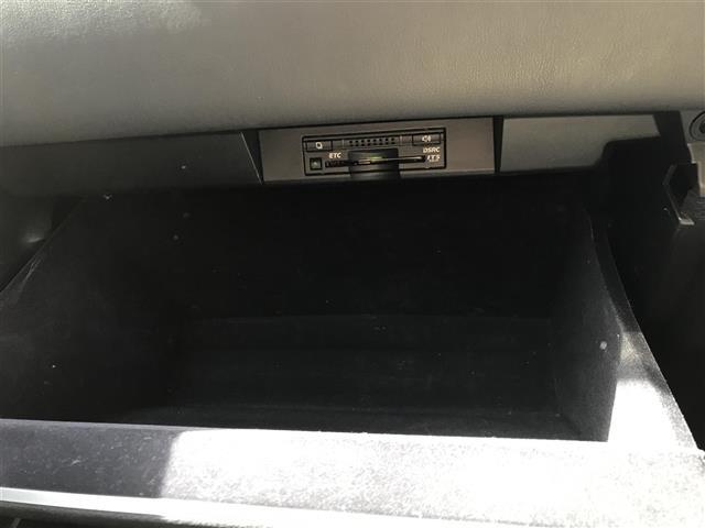 【ETC】有料道路を利用する際に料金所で停止することなく通過できる、ETC車載器（ノンストップ自動料金収受システム機器）が装備されています。セットアップを行うことで利用可能になります。