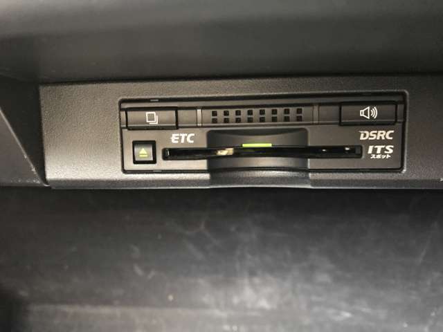 【ETC】有料道路を利用する際に料金所で停止することなく通過できる、ETC車載器（ノンストップ自動料金収受システム機器）が装備されています。セットアップを行うことで利用可能になります。