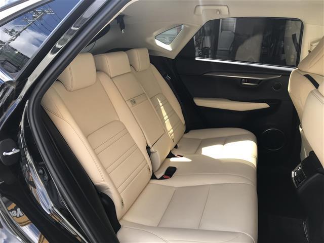 ◇2列目シート【広々としたスペースで大人の方でも十分座るスペースがございます！オプションでシート撥水、内装丸洗いクリーニングなども取り扱っております。ご希望の際はスタッフまでお申し付けください。】