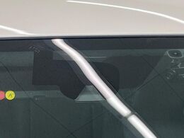 【エマージェンシーブレーキ】走行中に前方の車両等を認識し、衝突しそうな時は警報とブレーキで衝突回避と被害軽減をアシスト。より安全にドライブをお楽しみいただけます。