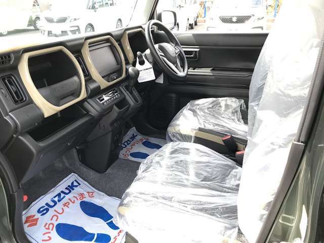 助手席からでも運転席への移動が可能です！