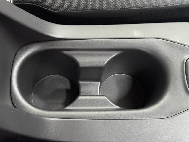 便利なカップホルダーを装備しています。　缶ジュースを開けて運転していると振動で倒れないかヒヤヒヤ、意外と置き場に困るもの。　意外に重要な装備ですね。