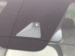 【エマージェンシーブレーキ】走行中に前方の車両等を認識し、衝突しそうな時は警報とブレーキで衝突回避と被害軽減をアシスト。より安全にドライブをお楽しみいただけます。