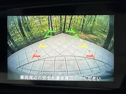【バックカメラ】駐車時に後方がリアルタイム映像で確認できます。大型商業施設や立体駐車場での駐車時や、夜間のバック時に大活躍！運転スキルに関わらず、今や必須となった装備のひとつです！