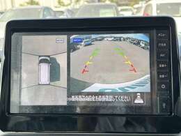 【マルチアラウンドモニター】まるでクルマを真上から見下ろしたかのような視点で駐車をサポートします！クルマの斜め後ろや真横など、前後左右の4つのカメラの映像が合成されて、モニターに映し出されます。