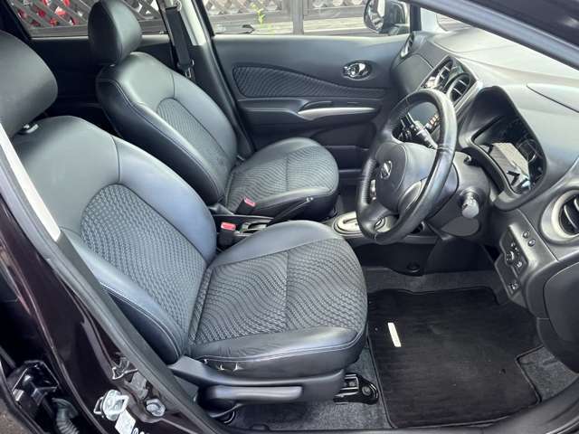 運転席の足元は広々としており、座席は大きく前後にスライド出来るので自分に合ったポジションで運転する事が出来ます♪アクセルやブレーキにクセもなくとても運転のしやすい車両です♪フロアマットも全席装備♪