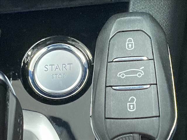 【スマートキー・プッシュスタート】キーを身につけている状態なら、ドアに付いているスイッチを押すだけで、ドアロックの開閉ができる機能。エンジン始動も便利です。
