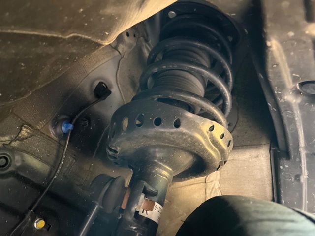 お車を安心してお乗りいただく為には、足回りの定期点検が欠かせません。サービスサポート（有償保証）では無料点検もご提供しており、安心のカーライフをお過ごしいただけるサポート体制が整っています。