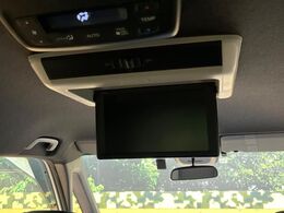 【12.8型フリップダウン】大画面モニターで後席でもエンタメをお楽しみいただけます。家族や友人とお出かけする機会が多い方に大人気です♪