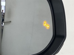 ブラインドスポットモニターです。見えづらい後方から近づく車を光で教えてくれるとてもありがたい機能です。