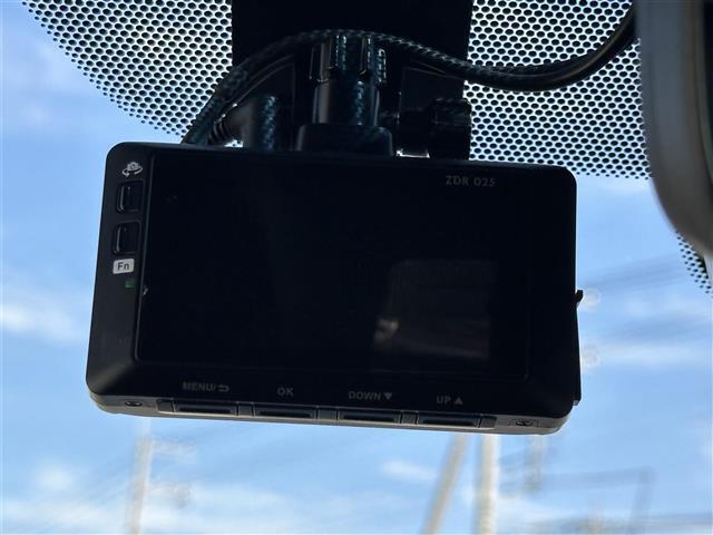 【ドライブレコーダー】映像・音声などの運転中の記録を残します。事故などを起こした起こされた時の証拠になりえますので、もしも時でも安心ですね。