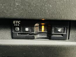 【ETC】有料道路を利用する際に料金所で停止することなく通過できる、ETC車載器（ノンストップ自動料金収受システム機器）が装備されています。セットアップを行うことで利用可能になります。