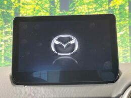 【8インチマツダコネクト】車内の雰囲気にマッチした大型のディスプレイ。スマホ接続でのナビ使用やBluetooth再生等、様々な機能が楽しめます。直感的なダイヤル操作が可能で、使い勝手も良好です。