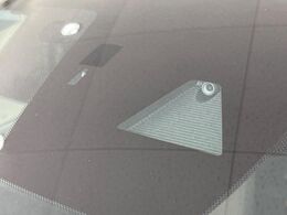 【i-ACTIVESENSE】走行中に前方の車両等を認識し、衝突しそうな時は警報とブレーキで衝突回避と被害軽減をアシスト。より安全にドライブをお楽しみいただけます。