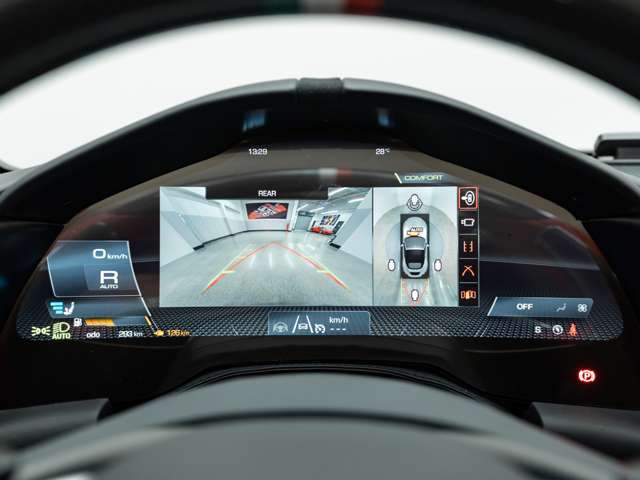 バックカメラ、サラウンドビューもついておりますので駐車も安心です。