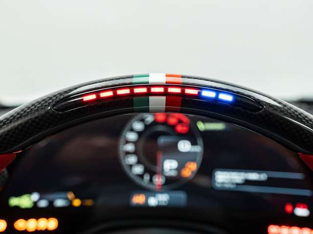 LEDはレブリミットに近づくとシフトアップを促します。また、サーキット走行時、視野をそらさずシフトチェンジを行えます。