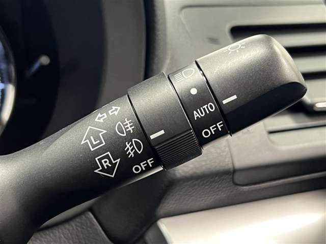 AUTOの位置にセットしておくと、暗くなったら自動でライトの点灯をサポートしてくれます！高速道路でのトンネル通過時など便利です！バックフォグはヘッドライト点灯時に使用出来ます！