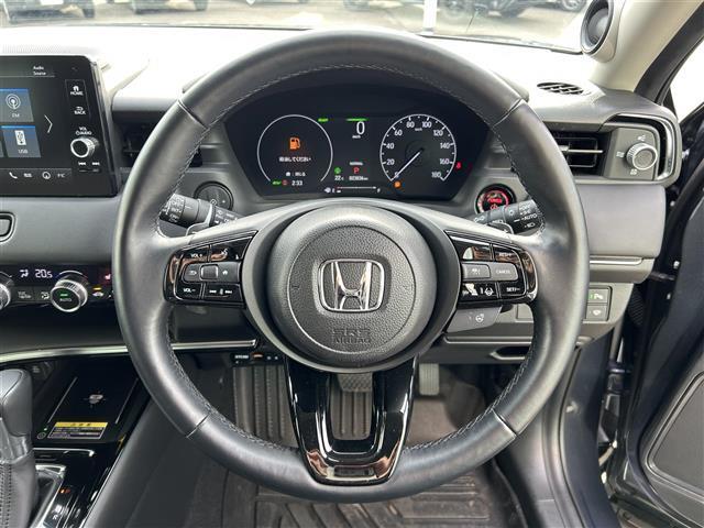 【ハンドル】軽い力で扱いやすいハンドルです。目立つ傷やスレなどなく綺麗な状態です！除菌プランいれていただくとさらに快適に！清潔なお車はお子様にも安心ですね！