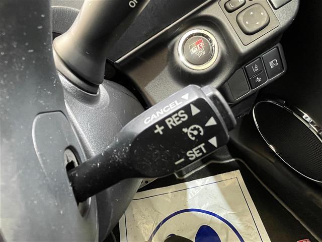 【クルーズコントロール】高速道路で便利なクルーズコントロールも装着済み。アクセルを離しても一定速度で走行ができる装備です。加速減速もスイッチ操作でOKです！
