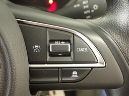 先行車との車間距離を保ちながら加速・減速してくれる「アダプティブクルーズコントロール」を装備しています。ロングドライブに最適ですね！