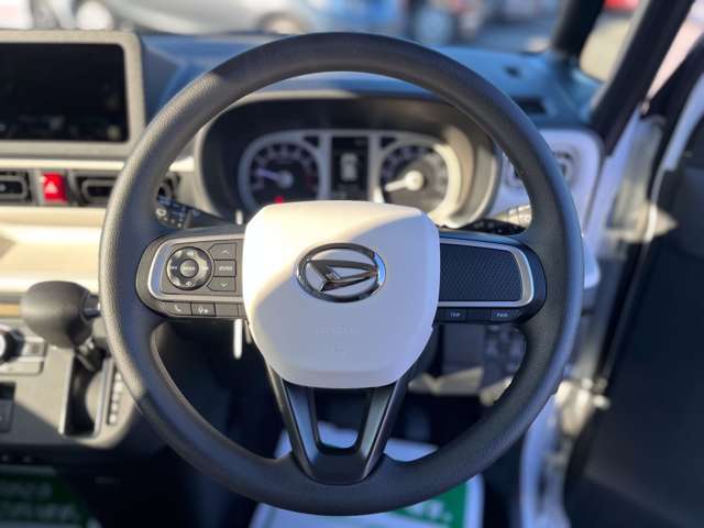 リアシートは分割式になります。ワンタッチでフラットにも出来ますのでお荷物が多い時等はフルフラットにして積む事も可能です。