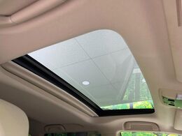 【サンルーフ】開放感たっぷりの希少装備、サンルーフが装着されています！車内に明かりを取り入れたり景色を楽しむ以外にも、車内の空気も簡単に換気できて快適です！