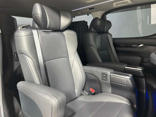【2列目シート】店舗にて現車の確認も頂けますので、お電話で在庫のご確認の上是非ご来店くださいませ！！！後席モニター(フリップダウンモニター)の取付も可能です。
