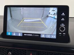 【バックカメラ】駐車時に後方がリアルタイム映像で確認できます。大型商業施設や立体駐車場での駐車時や、夜間のバック時に大活躍！運転スキルに関わらず、今や必須となった装備のひとつです！