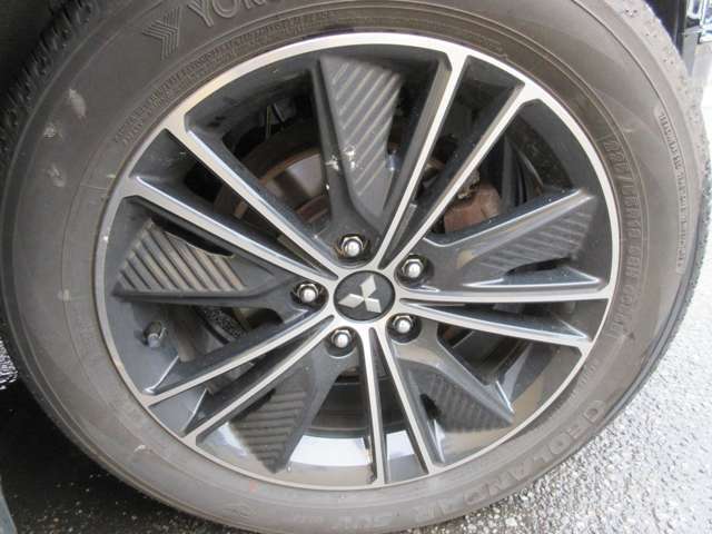 ABSとは、アンチロック・ブレーキシステムの略。フルブレーキ時に車輪のロックを防ぐことで、車両の安定を図るとともに操舵を可能にする装置。各車輪ごとに制御され、悪天候時など特に効果が大きい。