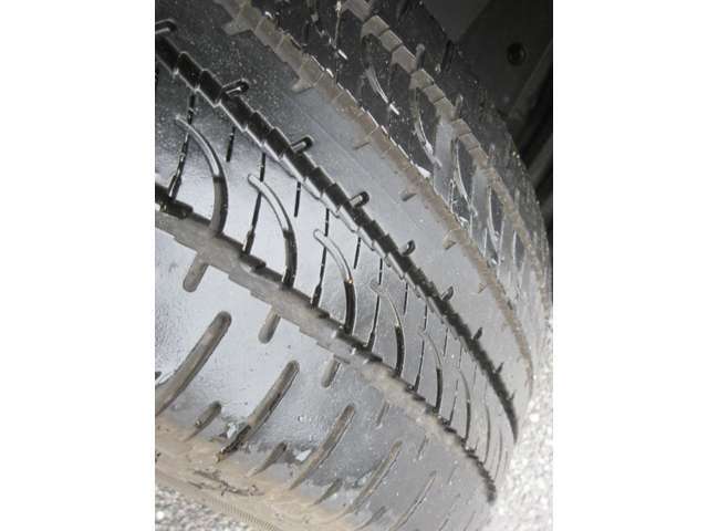 パワーシートとは、座席のスライドや座面高さ、リクライニングの調整を電動モーターで行うもの。主に高級車に採用される装備で、各部の調整が無段階で設定できる。