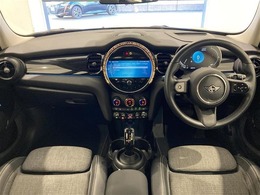 ワンオーナー車　ハーフレザーシート　シートヒーター　純正HDDナビ　バックカメラ　コーナーセンサー　クルーズコントロール　ヘッドアップディスプレイ　ワイヤレス充電　ETC2.0　ユニオンジャックテール