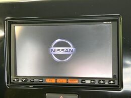 【純正ナビ】人気の純正ナビを装備しております。ナビの使いやすさはもちろん、オーディオ機能も充実！キャンプや旅行はもちろん、通勤や買い物など普段のドライブも楽しくなるはず♪