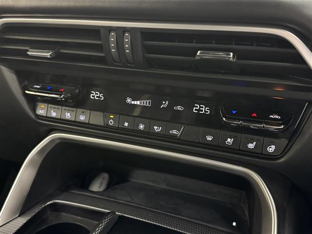 【左右独立オートエアコン】左右独立型、いわゆるデュアルエアコンです。運転席と助手席でそれぞれお好みの温度を設定可能です。