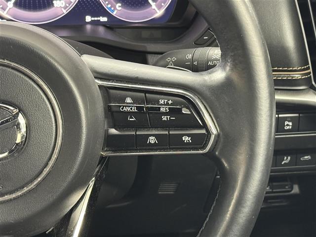 【レーダークルーズコントロール】従来のクルコンの機能に加え、先行車に接近すると、安全な車間距離を保ちながら先行車の車速に合わせ追従するシステム。