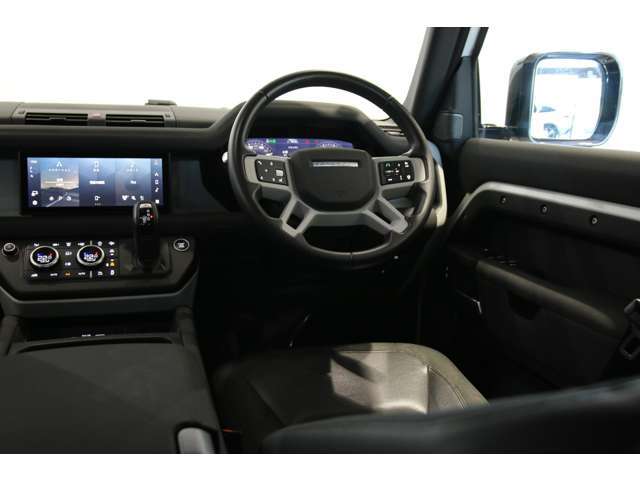 細部まで緻密に作り込まれた洗練されたデザインです。運転席からの視界等、ぜひ店頭でお確かめくださいませ。