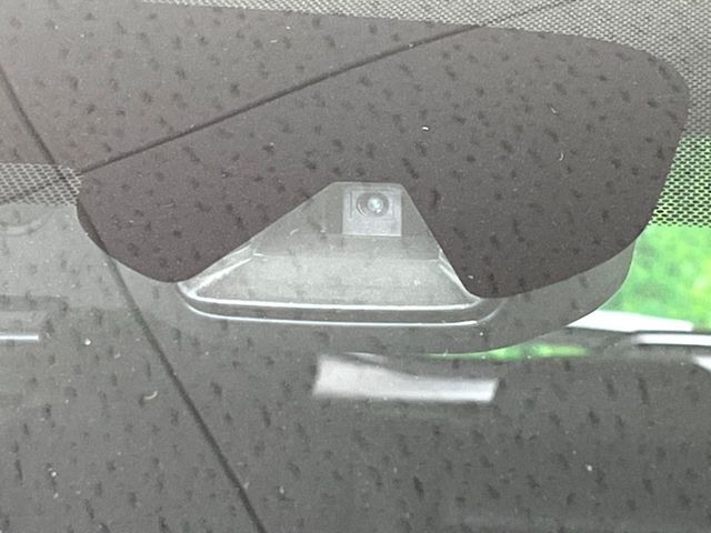 【エマージェンシーブレーキ】走行中に前方の車両等を認識し、衝突しそうな時は警報とブレーキで衝突回避と被害軽減をアシスト。より安全にドライブをお楽しみいただけます。