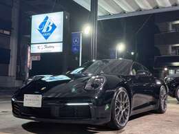 「911カレラ」の0-100km/h加速タイムは4.2秒。オプション「スポーツクロノパッケージ」装着車では4.0秒にまで短縮されます。