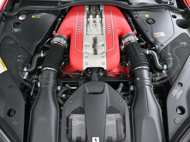 6.5L V12自然吸気エンジンをフロントに搭載しております。