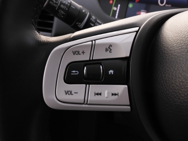 ナビオーディオ連動のステアリングスイッチ。ボタンを見ずに操作ができるので運転中も安全に音量やチャンネルの変更できます。